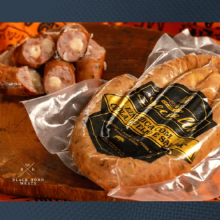 Linguiça Defumada c/ Cebola, Queijo e Salsa